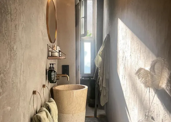 Beautiful 3 In Center