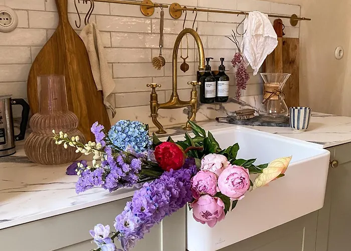 Beautiful 3 In Center Apartment *